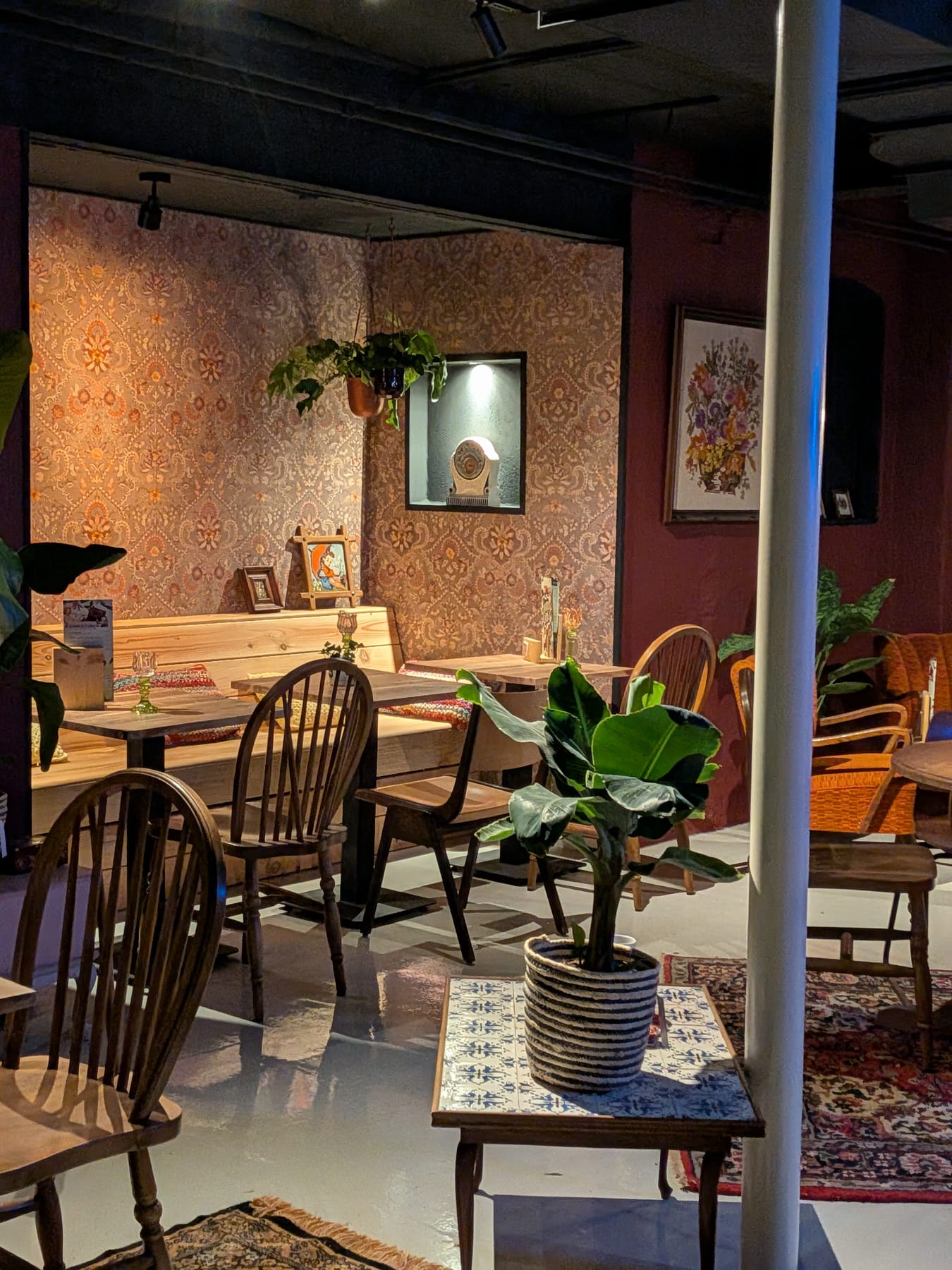 Sfeervol zitgedeelte van huiskamer-lunchroom De Broodbode in Apeldoorn met vintage behang en houten meubels