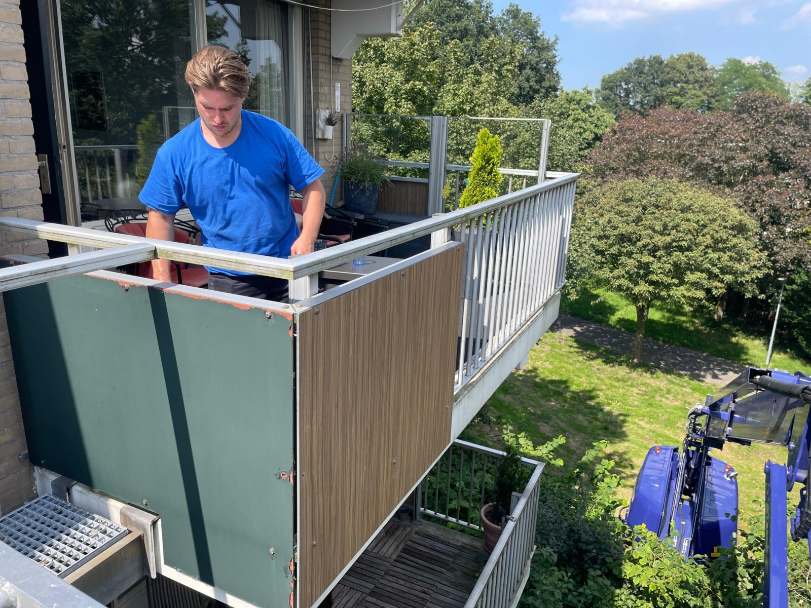Vernieuwde gevelbekleding aan het VvE-complex in Hilversum