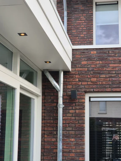 Witte kozijnen in een uitbouw in Enschede, gebouwd door MTB Bouw